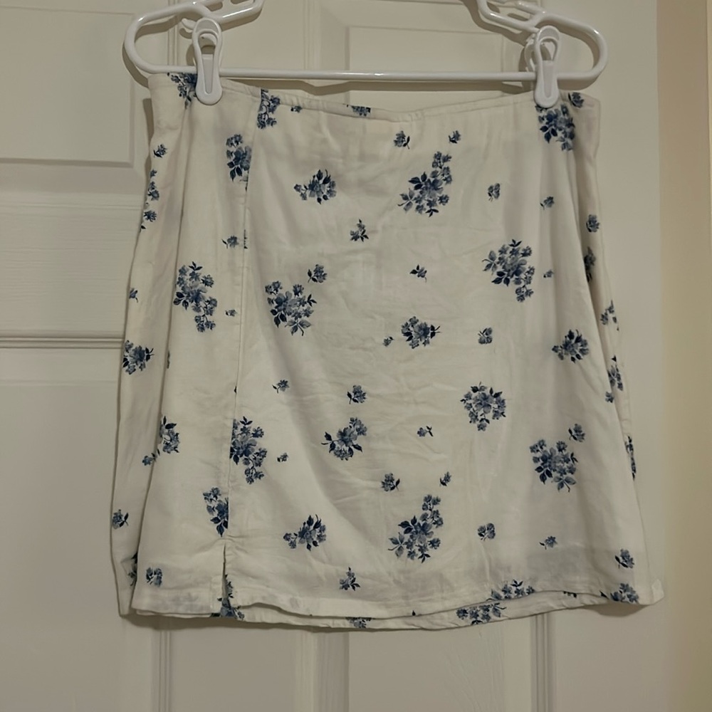 NWT American Eagle AEO White and Blue Floral Mini Skirt